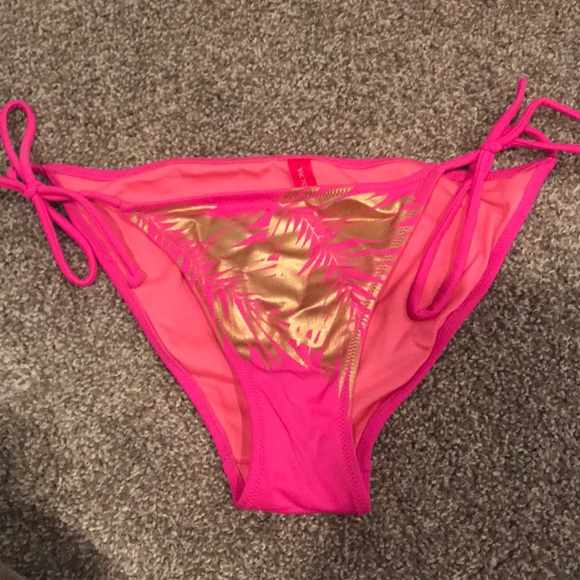 Bikini - Picture 3 of 3